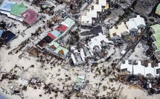  ??  ?? De orkaan die over Sint-Maarten raasde is te vergelijke­n met een aardbeving met een kracht van 4,5.