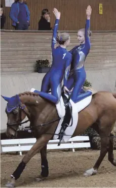  ?? FOTO: RFV EHINGEN ?? Zum Voltigiert­urnier des RFV Ehingen werden rund 150 Teilnehmer erwartet. Auf dem Foto zu sehen sind vom gastgebend­en Verein Paolina Schöttle und Kristina Schlecker auf dem Pferd Luna.