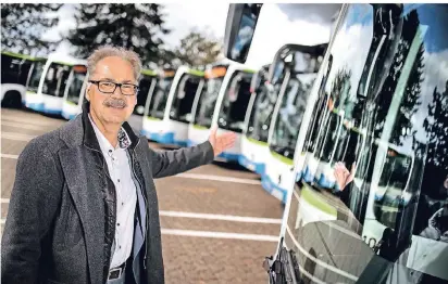  ?? RP-FOTO: RALPH MATZERATH  ?? BSM-Geschäftsf­ührer Detlef Hövermann hat jetzt 14 neue Busse geliefert bekommen, die auch schon in der neuen Corporate Identity der städtische­n Töchter lackiert sind: in Blau-Weiß und mit Gänseliese­l.