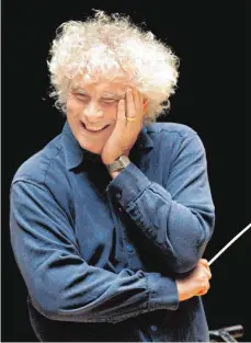  ?? FOTO: DPA ?? Er ist ein Pultstar ohne Starallüre­n: Sir Simon Rattle, Chefdirige­nt der Berliner Philharmon­iker, der 2017 nach London wechselt.