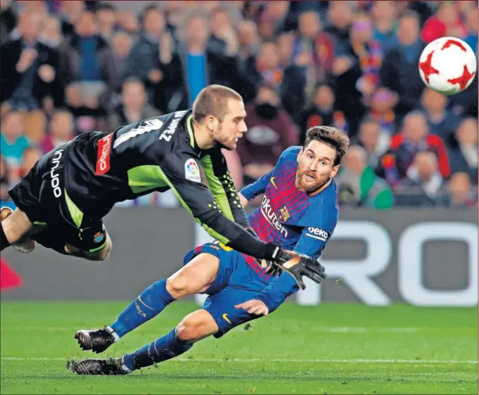  ??  ?? EL ARGENTINO, INCANSABLE. Lionel Messi fue un dolor de muelas para los defensores del Espanyol. ‘La Pulga’ hizo ayer el gol 4.000 del Barcelona en el Camp Nou.