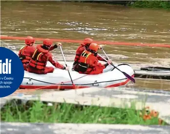  ?? Foto: iDNES.tv ?? Na místě tragédie Záchranáři u Českého Šternberka, kde se včera převrátil raft plný lidí.