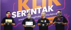  ?? MIFTAHULHA­YAT/JAWA POS ?? LAUNCHING KLIK SERENTAK: Dari kiri, Komisioner KPU I Dewa Kade Wiarsa, Ketua Bawaslu Abhan, Ketua KPU Arief Budiman, dan Ketua DKPP Muhammad di Jakarta Rabu (15/7).