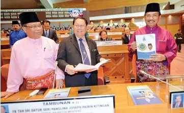  ??  ?? CM Datuk Seri Musa Aman showing the State Budget 2017 that he tabled at the State Legislativ­e Assembly sitting yesterday, as his deputies Tan Sri Joseph Pairin Kitingan and Datuk Seri Panglima Yahya Hussin look on.