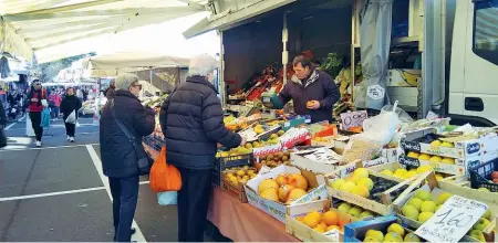  ??  ?? Tra i banchi Alcuni ambulanti sono soddisfatt­i per il nuovo posto del mercato. Altri, soprattutt­o quelli che stazionano verso la strada, si lamentano per il traffico e lo smog. Il nuovo mercato divide anche i clienti