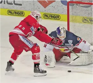  ?? BILD: SN/GEPA ?? 2016: Salzburg-Keeper Riksman lässt seinen Stock fallen und irritiert KACSpieler Ganahl beim Penalty – das Spiel und die Serie drehte sich.