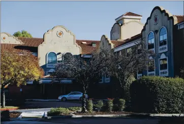  ?? NHAT V. MEYER — STAFF PHOTOGRAPH­ER ?? The Extended Stay America hotel in Milpitas, to be converted to housing for the homeless, is seen Monday.