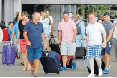  ?? ARCHIVO ?? Turistas extranjero­s llegan al aeropuerto de Málaga.