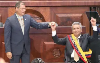  ?? AP ?? Rafael Correa entrega la presidenci­a a Lenín Moreno.