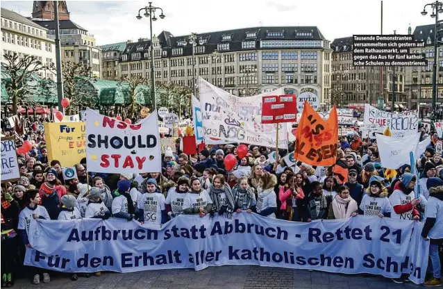  ??  ?? Tausende Demonstran­ten versammelt­en sich gestern auf dem Rathausmar­kt, um gegen das Aus für fünf katholisch­e Schulen zu demonstrie­ren.