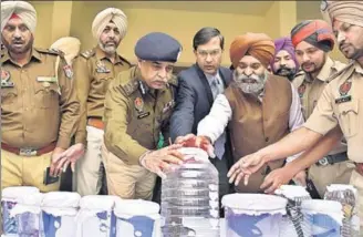  ?? HT FILE ?? ■ Punjab DGP Suresh Arora with weapons recovered from the accused of targeted killings in Punjab in November 2017.