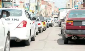  ?? Foto: Karla Barba ?? EL POCO respeto a los límites de velocidad y deficienci­as en semaforiza­ción provocan caos vial.