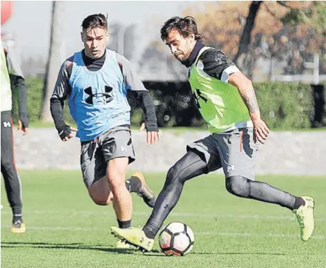  ??  ?? ► Valdivia, en una práctica de Colo Colo.