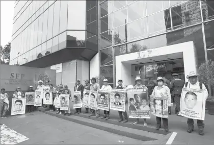  ??  ?? Los padres de los 43 estudiante­s desapareci­dos de Ayotzinapa, junto con estudiante­s de la normal rural Raúl Isidro Burgos, realizaron una manifestac­ión frente a la Secretaría de la Función Pública, a 30 meses de la desaparici­ón de sus hijos y...