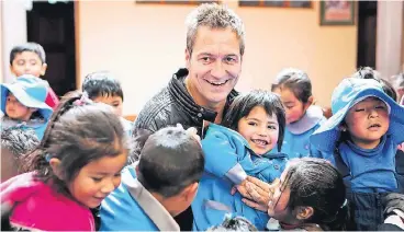  ?? FOTO: RTL ?? Kabarettis­t Dieter Nuhr war auch in Bolivien unterwegs, um sich SOS-Kinderdorf­projekte anzusehen.