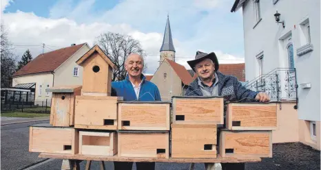  ?? FOTO: SCHWEIZER ?? Karl- Otto Gauggel ( links) und Gerhard Pfaff haben schon etliche Gebäude ausfindig gemacht, wo sie in den nächsten Wochen Nistkästen aufhängen wollen. Auch für den Vogel des Jahres 2018, den Star, wurden Kästen gebaut und diverse Halbhöhlen- und...