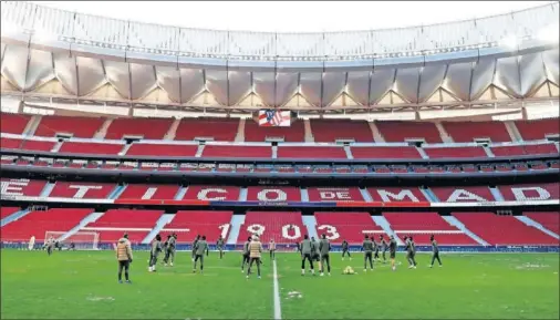  ??  ?? El Atlético se entrenó ayer en el Wanda Metropolit­ano, cuyo césped tenía un buen aspecto tras haber sido tratado con lámparas.