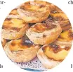  ??  ?? Die süßen „Pasteies de Nata“werden oft an Street-Food-Stän
den verkauft.