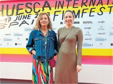  ?? ?? La viuda Eulalia Ramón y la hija Anna Saura del director oscense, en el Festival de Cine de Huesca.