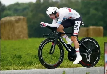  ?? (Photos EPA) ?? Dans un exercice qu’il maîtrise de mieux en mieux, le Slovène s’est grandement rapproché du Maillot Jaune Mathieu van der Poel. Le Batave s’est arraché et conserve sa tunique pour huit secondes.