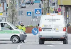  ?? FOTO: DPA ?? Solche Bilder sollen sich in Neu-Ulm möglichst nicht wiederhole­n: Am Freitag mussten Fahrzeuge des Kampfmitte­lräumdiens­tes angeforder­t werden, weil auf einer Baustelle in der Innenstadt eine 500 Kilo schwere Bombe aus dem 2. Weltkrieg gefunden wurde....