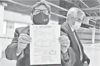  ?? HÉCTOR DAYER ?? Javier González Mocken, candidato del PAN a la alcaldía, muestra su acta de registro ante la AME.
