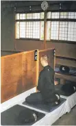  ?? FOTO: SHY ?? Fünfmal täglich 40 Minuten stilles Dasitzen im Zen-Kloster Bukkoku-Ji in der Stadt Obama in Japan: Michael Scheyer im Jahr 2001.