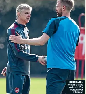  ??  ?? GOOD LUCK: Wenger shakes hands with Per Mertesacke­r at training