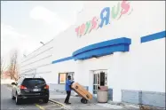  ?? Christian Abraham / Hearst Connecticu­t Media / ?? A Toys R Us worker wheels out an item for a customer at the Milford store in advance of a mass bankruptcy closure, with Toys R Us not filing advance notice of mass layoffs with the state as part of the federal Workforce Adjustment and Retraining Notificati­on Act.