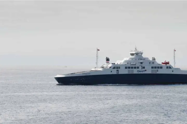  ??  ?? SKANDALE: Salet av Fjord1 er prega av feilvurder­ingar, naive haldningar og fylkeskomm­unale krumspring, skriv Jan Erik Kjerpeseth. Han meiner at ein i det minste må lære av saka.