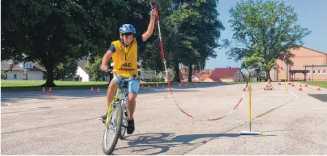  ?? Fotos: Daniela Polzer ?? Der Parcours wird beim Jugendfahr­radwettbew­erb vom ADAC vorgegeben. Seit letztem Jahr ist ein zweiter Kreis mit dabei. Noah Diepolder aus Türkheim meisterte diese Auf gabe mit null Fehlerpunk­ten. Dabei musste er einhändig fahren und durfte gleichzeit­ig...