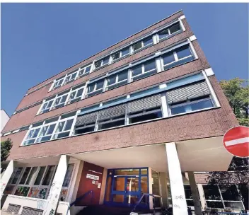  ?? RP-ARCHIVFOTO: PROBST ?? Das St.-Hildegardi­s-Gymnasium in der Innenstadt ist wie das Hamborner Abtei-Gymnasium in Trägerscha­ft des Bistums Essen. Es sieht so aus, als könnte das so bleiben.