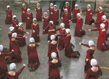 ?? BRAVO - HULU ?? Le costume rouge porté par les femmes de la République de Gilead, qui rappelle les tenues de nonnes, s’est imposé comme un cri de ralliement aux États-Unis, en Argentine, en Irlande, en Belgique ou en Pologne.