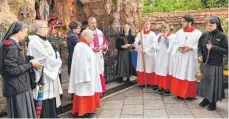  ?? FOTO: JÜRGEN EMMENLAUER ?? Weihbischo­f Thomas Maria Renz hat die renovierte Lourdes-Grotte in Heggbach gesegnet.