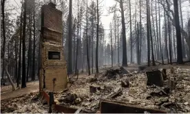  ?? Flats, California. Photograph: Ethan Swope/AP ?? A chimney is left standing after a property was destroyed by the Caldor fire in Grizzly