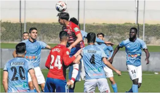  ??  ?? Torrente gana una pugna aérea elevándose por encima de la multitud de jugadores que pobla el área.