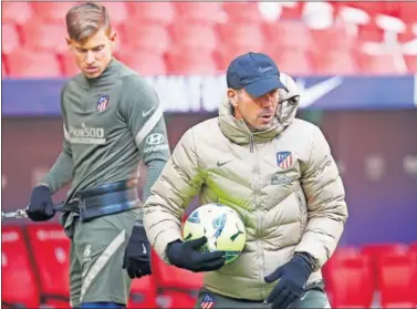  ??  ?? Simeone da instruccio­nes en un entrenamie­nto junto a Marcos Llorente.