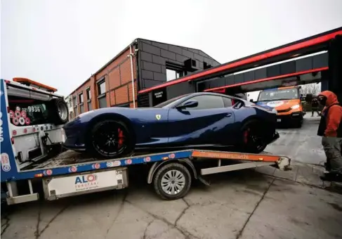  ?? (AFP/Getty) ?? Vehicles including a Rolls-Royce, a BMW and a Mercedes-Benz were seen being removed from the Tate compound