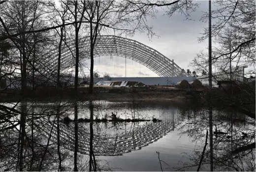  ?? (SÉBASTIEN BOZON/ AFP PHOTO) ?? Une structure métallique de 40 mètres de haut a été édifiée au-dessus des terrains à dépolluer, afin de les isoler hermétique­ment des alentours.