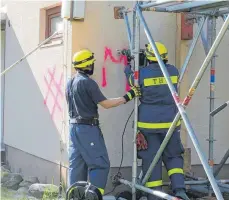  ?? FOTO: THW WEINGARTEN ?? THW-Helfer fixieren das Abstützsys­tem zur Gebäudesic­herung.