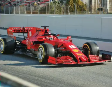  ??  ?? Ferrari apuesta con soluciones radicales y dos pilotos número 1: Vettel y Leclerc.