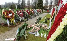  ?? Foto: Barbara Würmseher ?? Gut 80 Kränze haben die Angehörige­n der verstorben­en jungen Frau auf den Stadt‰ friedhof in Rain gebracht.