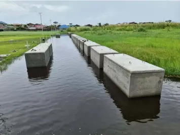  ?? FLOODED TOMBS. (Chris Navarro) ?? Tombs in a memorial park are submerged after Typhoon Quinta dumped rains in Central Luzon.