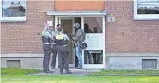  ?? FOTO: ALEXANDER FORSTREUTE­R/DPA ?? Polizei und ein SEK-Beamter vor dem Mehrfamili­enhaus, in dem sich die vier Kinder befanden.