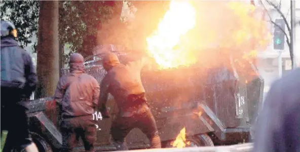  ??  ?? Pasadas las 20.00 horas de ayer, grupos de encapuchad­os arrojaron bombas molotov a Carabinero­s.