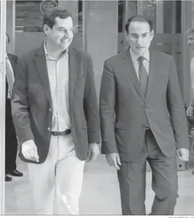  ?? CARLOS MÁRQUEZ / EP ?? Juanma Moreno, ayer en la sede del PP con el presidente de la CEA, Javier González de Lara.