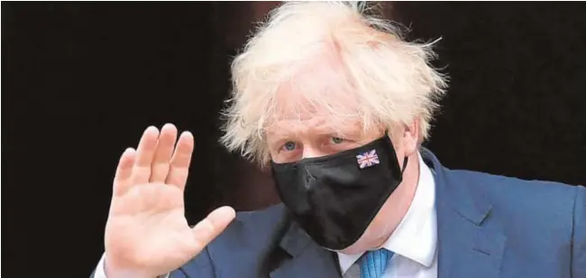  ?? // AFP ?? El primer ministro británico, Boris Johnson, con mascarilla al salir de Downing Street