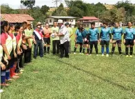  ??  ?? AHMAD bersama pasukan Kg. Muaya dan pasukan Kg. Kelangsat bagi kategori Wanita.