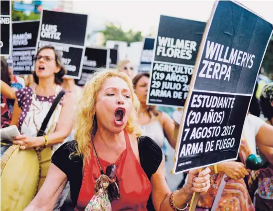  ?? AFP ?? Ciudadanos participar­on ayer en una manifestac­ión en Caracas, durante la cual mostraron pancartas con los 125 nombres de las personas que murieron en protestas antigubern­amentales en los últimos cuatro meses.