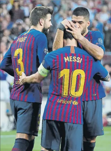  ?? FOTO: PEP MORATA ?? Leo Messi, el más grande Luis Suárez besa la privilegia­da cabeza del argentino tras marcar un gol